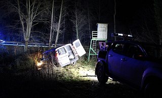 Unweit des Forstweg in Espelkamp-Schmalge endete die Verfolgungsfahrt, als das Fluchtfahrzeug von einem Waldweg abkam und sich fest fuhr. - Polizei Minden-Lübbecke