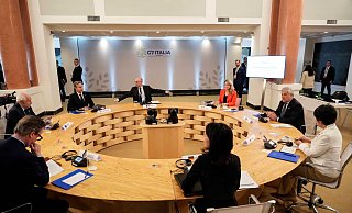 Die Außenministerinnen und Außenminister der G7 sowie der EU-Außenbeauftragte bei einer Gesprächsrunde auf Capri, vorne rechts Annalena Baerbock. - Gregorio Borgia/Pool AP/dpa