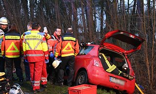 Um keinen Auffahrunfall zu riskieren, lenkte ein Mann seinen Kleinwagen nach rechts und landete auf dem Grünstreifen. - Andreas Eickhoff