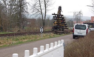 Mit schwerem Gerät werden in Bad Holzhausen die Schienen ausgetauscht. - Sandra Spieker