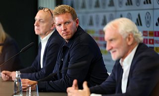 Sportdirektor Rudi Völler (r) findet den ersten Kader von Neu-Bundestrainer Julian Nagelsmann (M) gut. - Jörg Halisch/dpa