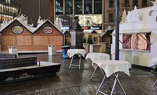 Geschlossene Weihnachtsmarktbuden in Düsseldorf. - Erich Reimann/dpa