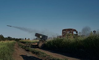 Ukrainische Soldaten feuern ein Mini-Mehrfachraketen-System auf russische Stellungen ab. - LIBKOS/AP/dpa/Archiv