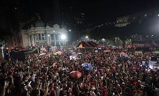 Anhänger des ehemaligen Präsidenten da Silva feiern in der Nacht in der Innenstadt von Rio de Janeiro seinen Wahlsieg. - Fernando Souza/dpa