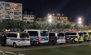 Starke Präsenz: Die Polizei zeigte sich mit gleich mehreren Einsatzwagen in der Nacht zu Samstag auf dem Kesselbrink. - Mike-Dennis Müller