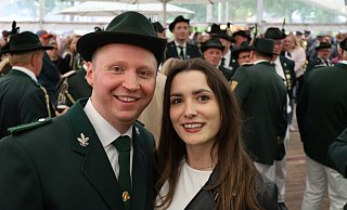 Nach dem spontanen Entschluss zum Königstreffer freuen sich Henrik und Alica Rolf auf die Schützenfesttage in Westenholz. - Regina Brucksch