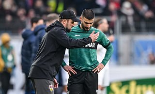 Stuttgarts Trainer Sebastian Hoeneß (l) spricht Torjäger Deniz Undav großes Lob aus. - Harry Langer/dpa