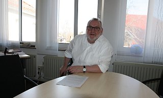Josef Hartmann ist aktuell nur selten im Rathaus, da er aufgrund seines Alters und einer Vorerkrankung zur Risikogruppe gehört, arbeitet er meist im Homeoffice. - Uwe Müller