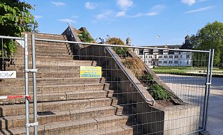Das knapp 30 Jahre alte Bauwerk im Schlosspark ist äußerst marode. Die Treppe und die Plattform sind mit Bauzäunen abgesichert. - Marc Schröder