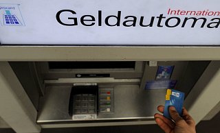 Der Bielefelder wollte einfach nur Geld abheben. Dann rastete er völlig aus. - Symbolfoto: picture alliance / dpa