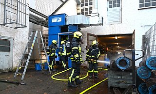 Etwa 30 Feuerwehrleute löschten den Brand im Espelner Ortskern. - Raphael Athens
