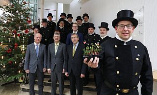 Die Schornsteinfegermeister aus dem Kreis mit ihrem Vorsitzenden Dietmar Weber (r.) überbringen gemeinsam mit Beverungens Bürgermeister Hubertus Grimm (vorn, v. l.), dem Bundestagsabgeordneten Christian Haase, Landrat Friedhelm Spieker und Alexander Stromberg (Kreis; dahinter) die Neujahrsgrüße an die Region. - Simone Flörke