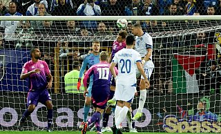 Bosniens baumlanger Angreifer Edin Dzeko (r) ist höher in der Luft als Joshua Kimmich und überwindet per Kopf Torwart Alexander Nübel. - Christian Charisius/dpa