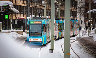 Ein fast schon ungewohntes Bild: Eine der ersten Straßenbahnen, die es nach dem Wintereinbruch aus dem Depot in Sieker geschafft hat, erreicht die Haltestelle Rathaus. Foto: Mike-Dennis Müller - Mike-Dennis Müller / www.mdm.photo