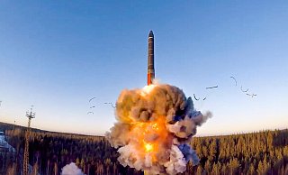 Eine ballistische Interkontinentalrakete startet im Rahmen eines bodengestützten Tests in Russland. - Uncredited/Russian Defense Ministry Press Service/AP/dpa