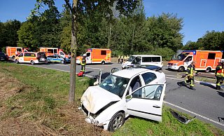 Die Rettungskräfte an der L 863 im Einsatz. - David Schellenberg