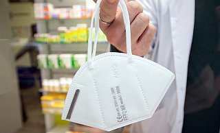 Eine FFP2-Maske sollte richtig sitzen. - Foto: Friso Gentsch/dpa