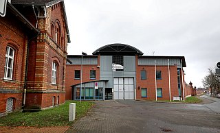 Auf dem Hof der JVA Herford ist es zu einer Körperverletzung gekommen. Ein 20-Jähriger hat einen Mitinsassen mit einer Rasierklinge verletzt. - Frank-Michael Kiel-Steinkamp