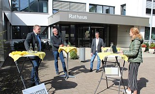 Die Leopoldshöher Bürgermeisterkandidaten (v.l.) Ulrich Meier zu Evenhausen (FDP), Axel Meckelmann (CDU) und Martin Hoffmann (SPD) diskutieren vor dem Rathaus. Die Runde moderiert Redakteurin Kirsten Fuhrmann. - Karolina Schmidt