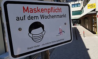 Die Maskenpflicht auf dem Wochenmarkt in Höxter gilt schon lange. Steigen die Infizierten-Zahlen weiter, sollen deutlich strengere Maßnahmen folgen. - David Schellenberg
