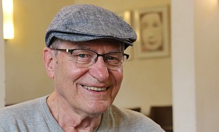 Alexander Gruber ist auch mit 83 Jahren am Schreibtisch und in der Theaterszene aktiv. - Maria Frickenstein