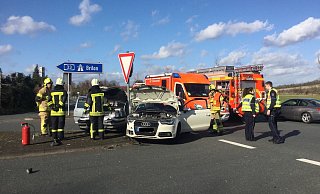 An der Autobahnauffahrt an der Bielefelder Straße kollidierten zwei Autos. - Feuerwehr Paderborn