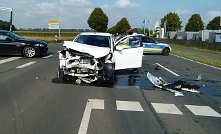 Beide Insassen des Peugeot verletzten sich bei dem Unfall leicht. - Polizei Minden-Lübbecke