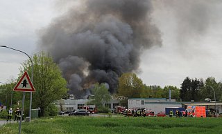 Zu dem Großbrand in einer Maschinenbaufirma in Hüllhorst-Schnathorstwurden mehr als 100 Einsatzkräfte aus dem gesamten Kreisgebiet gerufen. - Klaus Frensing