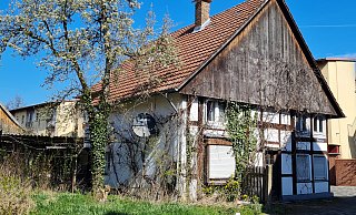 Häuser, die darauf warten, wach geküsst zu werden, finden sich überall im Stadtgebiet, beispielsweise an der Klosterstraße 23 in Rietberg. - Birgit Vredenburg