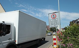 Ärgerlich: Auch der Lieferverkehr sucht sich seine Auswege zur gesperrten Salzufler Straße. Dieser Kleinlaster soll nach Beobachtungen der Anwohner keine Ausnahme sein. - Peter Steinert