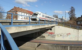 Die Nordbahn in Gohfeld ist eine der wichtigen europäischen Eisenbahn-Magistralen zwischen West und Ost. Der Lärmschutz im Norden der Trasse endet bisher auf Höhe der ehemaligen Schuhfabrik an der Ringstraße in Melbergen. - Ulf Hanke