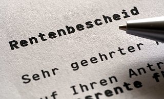 Viele Menschen in Deutschland reicht die gesetzliche Rente nicht zum Leben. - picture alliance