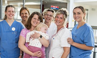 Ein Jahr nach der Geburt: Das Team des Mutter-Kind-Zentrums freut sich über den Besuch der kleinen Julie und ihrer Mama Janina Kristin Plohr-Hellweg. - Klinikum Herford