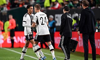 Kevin Behrens (r) wurde gegen Mexiko für Jamal Musiala eingewechselt. - Federico Gambarini/dpa