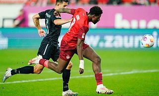 In der ersten Hälfte hatte Visar Musliu (l.) in den Duellen gegen FCK-Stürmer Ragnar Ache so manches Mal das Nachsehen. Doch am Ende konnte sich der Paderborner als Matchwinner feiern lassen. - dpa