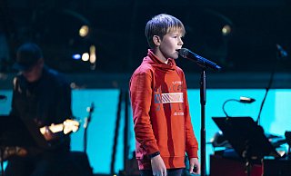 Niklas aus Paderborn überzeugt in der TV-Show „The Voice Kids".  - SAT.1 / Richard Hübner