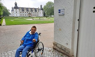 Einen Euroschlüssel hat Rollstuhlfahrer Andreas Leiwen, doch im Neuhäuser Schlosspark hilft ihm dieser aufgrund eines anderen Türschlosses nicht weiter. - Marc Schröder