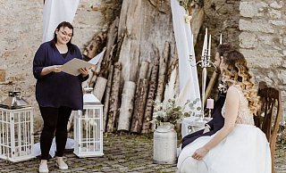 Anna Weskamp auf Wehrden verleiht bei Hochzeiten ihre Stimme - ob als Sängerin oder als Rednerin bei freien Trauungen. - Lars Emmerich