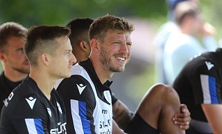 Fabian Klos (m.), hier neben Kumpel Cédric Brunner, darf sich über seine Vertragsverlängerung freuen. Künftig könnte er jedoch öfter die Rolle als Edeljoker übernehmen. - picture alliance/dpa