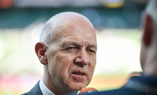 Glaubt weiter fest an die Bundestrainerin: DFB-Präsident Bernd Neuendorf. - Carmen Jaspersen/dpa