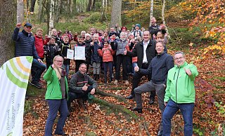 Bei der Re-Zertifizierung der Grundschule als Naturpark-Schule waren dabei: Schulleiter Udo Merschmann (v. l.), Carolin Bockhoff (Mitarbeiterin Naturpark), Roland Schockemöhle (Leiter Regionalforstamt Hochstift), Stefan Wrede (Sparkasse Paderborn-Detmold-Höxter), Förster Frank Florian Bitter, Bürgermeister Matthias Möllers und Axel Lehmann (Verbandsvorsteher Naturpark) sowie die Kinder der Grundschule Buke. - Gemeinde Altenbeken