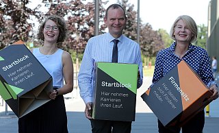 Teamarbeit: Linda Hagemann (Studienfonds OWL, v. l.), Jürgen Krahl (TH OWL) und Ingeborg Schramm-Wölk (FH Bielefeld) wollen die Arbeit der Stiftung Studienfonds OWL bekannter machen. - Wolfgang Rudolf