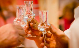 Aufs Anstoßen muss derzeit verzichtet werden- nicht nur bei betrieblichen Weihnachtsfeiern. - Archiv