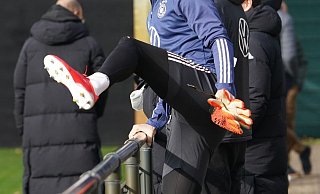 Bereit für das WM-Qualifikationsspiel gegen Rumänien: Kapitän Manuel Neuer kommt zum Training. - Foto: Marcus Brandt/dpa
