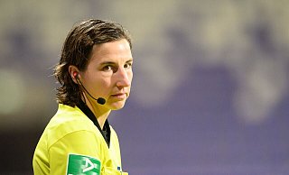 Katrin Rafalski ist als Schiedsrichter-Assistentin bei der Frauenfußball-WM in Australien und Neuseeland dabei. - Robert Michael/dpa-Zentralbild/dpa