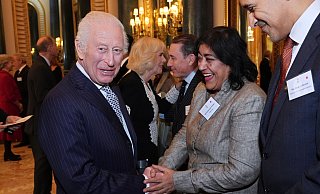 Gurinder Chadha mit König Charles III. im November 2024 bei einem Empfang. - Aaron Chown/PA Pool via AP/dpa