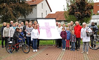 Unterstützer der Frauengleichheit: An der Spenger Kirche St. Josef beteten beteten die Menschen am Sonntag nach der Messe für eine katholische Kirche, in der auch Frauen hohe Ämter bekleiden können. - Stefanie Boss