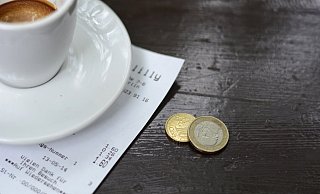 Wer bekommt das Trinkgeld des Gastes? - picture alliance