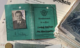 Der Dienstausweis inmitten Tausender Reichsmark weist Ludwig Unnützer als Polizei-Oberinspektor aus. - Sarah Brünger