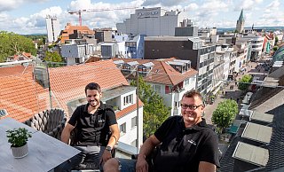 Mit Ausblick über den Dächern Paderborns: Die "Hochbar Kump 365" am Westerntor wird pünktlich zu Libori eröffnen. Hinter Betriebsleiter Johannes Althoff (l.) und Inhaber Michael Bröckling liegen stressige Wochen, aber jetzt ist die Vorfreude groß. - Lena Henning